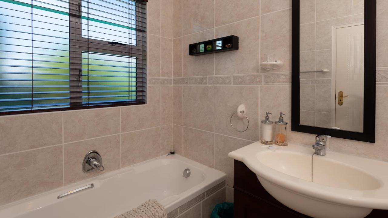 Brown Jug Guest House Херманус Екстериор снимка